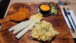 Wochenspecial: Veganes Schnitzel mit Kartoffelpüree, Spargel und veganer Choron-Sauce at Bella Ciao in Wittdun