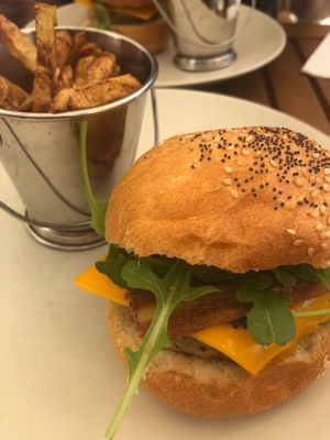 Burger vegan et frites (2023) at Le Quin'cé in La Baule-escoublac