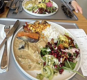Es gibt ein veganes Buffet und täglich neue vegane Menus.  at roots kitchen in Zurich