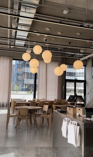 Die Einrichtung ist sehr schön.  at roots kitchen in Zurich