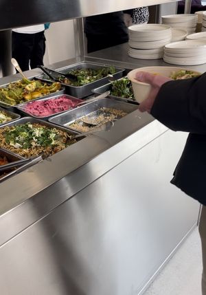 Beim Buffet gibt es verschiedene Salate, Saucen, Gemüse usw...  at roots kitchen in Zurich