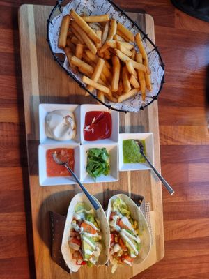 Veggie tscos and frieds at Roll Tide - 롤타이드  in Jeju