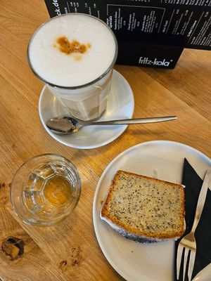 Vegan lemon cake with poppy seeds & coffee with oat milk at 30ml in Venlo