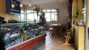 De toonbar, verder is er nog een achtergedeelte buiten met uitzicht, waar je wat kan drinken. Binnen is er ook nog een aparte ruimte met open gedeelte aan de straatkant  at Bolo Do Caco Grill & Pizza in Sao Jorge