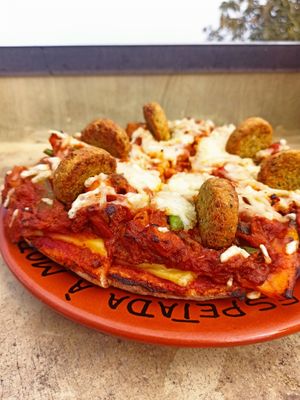 Vegan pizza at Bolo Do Caco Grill & Pizza in Sao Jorge