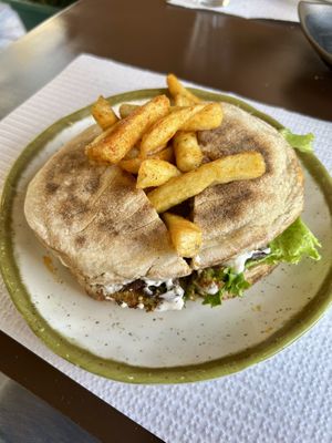 Veganer Burger  at Bolo Do Caco Grill & Pizza in Sao Jorge