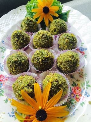 Matcha energy balls at Fennel Organic Eatery in Toronto