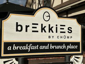 Sign  at Brekkies By Chomp in Solvang