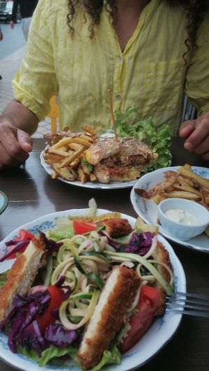 Cezaria salad, burger and French fries at Les Preuves Du Contraire in Bordeaux
