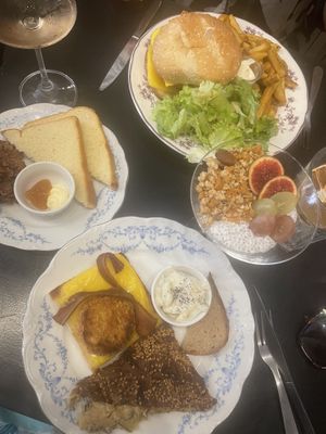 Brunch and a burger  at Les Preuves Du Contraire in Bordeaux