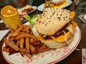 big vegan burger to fill the brunch, with a reworked addict steak, vegan cheddar and served with home fries at Les Preuves Du Contraire in Bordeaux