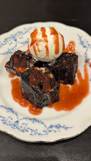 "presque totale" brownie, vanilla ice cream, red fruit coulis at Les Preuves Du Contraire in Bordeaux