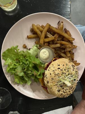 Fake chicken burger  at Les Preuves Du Contraire in Bordeaux