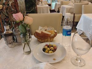 Olives and bread free of charge at El Reducto in Tetouan