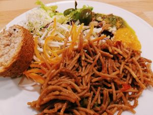 Fideuá y ensalada at El Buffet Verd in Barcelona