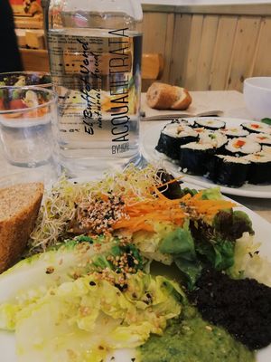 Ensalada y sushi at El Buffet Verd in Barcelona