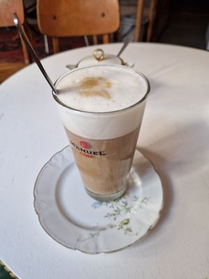 Latte Macchiato mit Hafermilch at Cocoa's Bistro in Bad Mergentheim