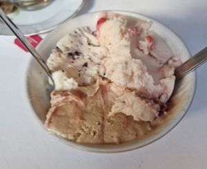 Birnen-Schokoeis, Nuss-Mandel-Kirscheis, Joghurt-Erdbeereis at Cocoa's Bistro in Bad Mergentheim