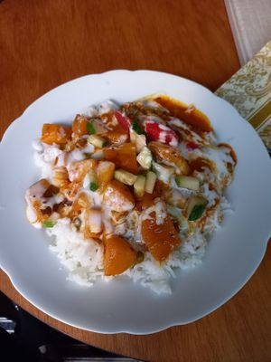 Kartoffel-Erbsen-Curry mit Reis und veganem Joghurt at Cocoa's Bistro in Bad Mergentheim