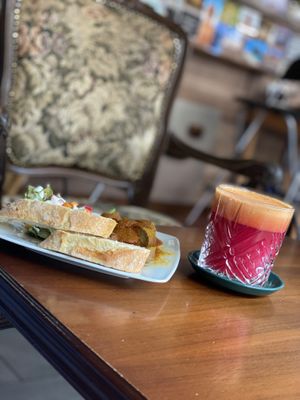 Currywurst und Salat mit frischem Saft 😍  at Cocoa's Bistro in Bad Mergentheim