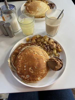 Amazing vegan pancakes (non-vegan ones at the back)  at Pop's Pancakes in Brussels