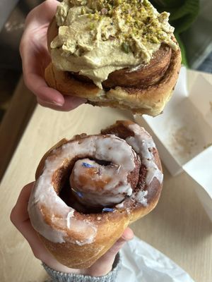 Cinnamon buns with pistachio/ icing at Jemy Kremy in Lodz