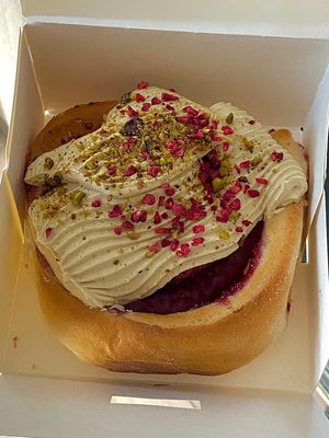 Rolls malinowo-pistacjowy at Jemy Kremy in Lodz