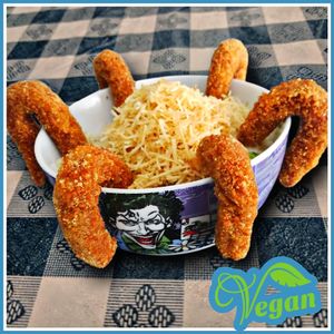 Camarões empanados, arroz cremoso feito com inhame e atum do futuro, e bastante batata palha at Bistro Hollywood in Peruibe