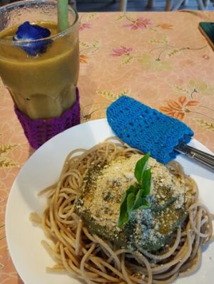 pasta with pesto and herbal shake at Earth Tone in Pai