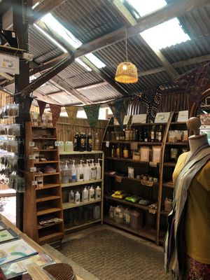 shop  at Earth Tone in Pai