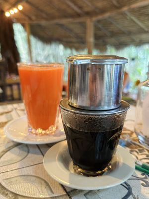 Carrot & passion fruit juice (50 THB), Vietnam coffee (50 THB)  at Earth Tone in Pai