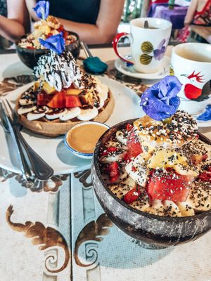 Smoothiebowl and Waffle at Earth Tone in Pai