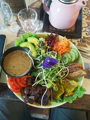 Buddah bowl with delicious tempeh at Earth Tone in Pai