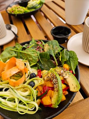 Raw vegetable bowl at PLANT SHACK - Santa Catalina in Mallorca