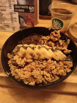 Warm Snickers porridge at PLANT SHACK - Santa Catalina in Mallorca