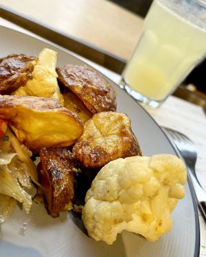 Baked potatoes with cauliflower in mustard sauce. It tastes like the day before yesterday, the vegetables are dry, the cauliflower is half-raw, very tough. Disappointing. at Art Lunch - Nalbandyan St in Yerevan