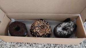 Masa vegana y luego puedes añadir chocolate negro y toppings de coco y trocitos de avellana o almendra. Muy ricos!!! at Cobs & Tops - Sant Andreu in Barcelona