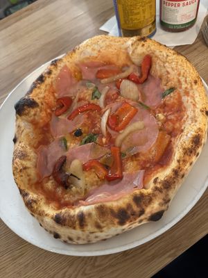 Pizza „Peperoni“ (for me without the Peperoni 😅)  at Salute in Innsbruck