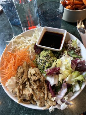 bowl verdure, quinoa, guacamole, pollo heura e salsa teriaky   at Wild Food in Barcelona