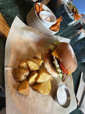 burger con finta carne e patate arrosto   at Wild Food in Barcelona