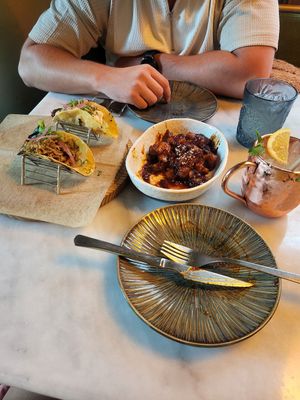 Geweldig lekker! Deze twee voorgerechten zijn de KFC (van bloemkool) en de pulled chicken taco's (van tofu). at Wild Food in Barcelona