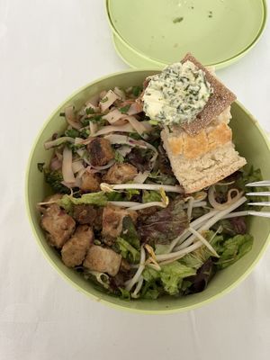 Bowl mit hausgemachtem Brot und Kräuterbutter  at salarte in Munich