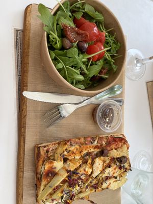 Vegan focaccia and roquette salad minus cheese    at L'Atelier Focaccia in Dijon