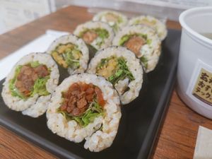 Sushi and miso set 😋 at Brown Rice Sushi TEC 玄米のおすしテック in Osaka