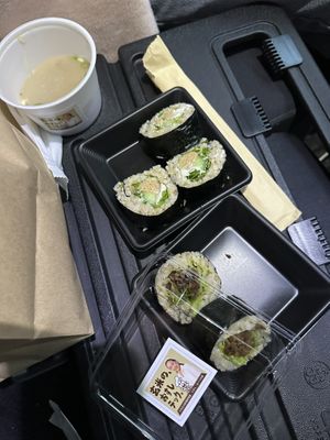 Simplesmente delicioso. Não da pra tirar foto melhor por causa da viagem mas o sabor é tudo  at Brown Rice Sushi TEC 玄米のおすしテック in Osaka