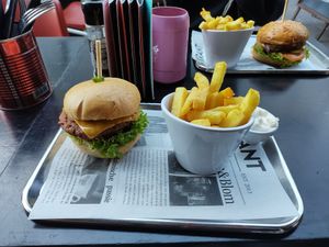 Voorgrond: vegan classic met vegan cheddar, friet met vegan mayo. Achtergrond vegetarische classic at De Burger in Eindhoven