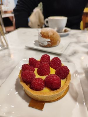 Frolla con crema pasticcera e lamponi at Nepá in Milan