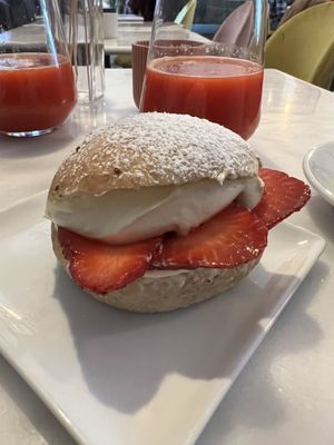 Maritozzo con fragole  at Nepá in Milan