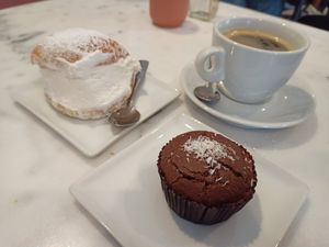 Maritozzo and chocomuffin at Nepá in Milan