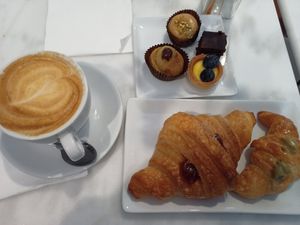 Croissants and small patisserie at Nepá in Milan